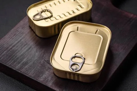 Tin or aluminum rectangular can of canned food with a key Tin or aluminum ... Stockfoto's