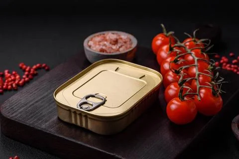 Tin or aluminum rectangular can of canned food with a key Tin or aluminum ... Stockfoto's