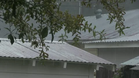 Tin roofs during storm Видео 12181213