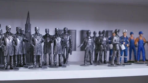 Tin statuettes in the show window in the Niena studio Stock-Footage 72849762