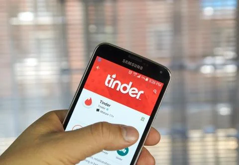Tinder application on Android phone Stockfoto's