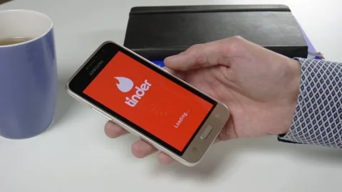 The Tinder application is loaded for a very long time Stock Footage 99833622