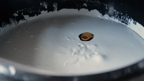 Tinting machine. bucket of white paint in color mixing device. yellow black Vídeos de archivo 157428159