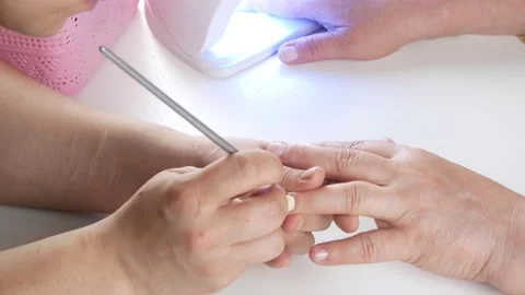 Tints the varnish with a thin brush.The second layer is yellow. Vídeos de archivo 139144457