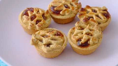Tiny apple pies on pink plate 動画素材 255638579