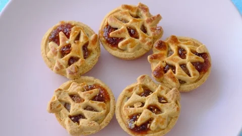 Tiny apple pies on pink plate 動画素材 255639110