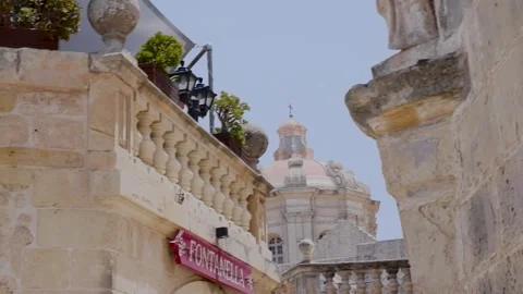 The tiny, beautiful old streets of Mdina Old capital Vídeos de archivo 290464349