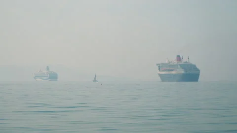 Tiny boat between two majestic cruise ships during lockdown 库存影片 138759073