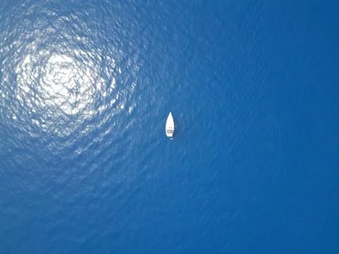 Tiny Boat on the Vast Blue Ocean, Aerial Photo Foto stock