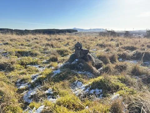 Tiny cairn of a few small stones on summit of Glenearn Hill in Perthshire Stock-Fotos