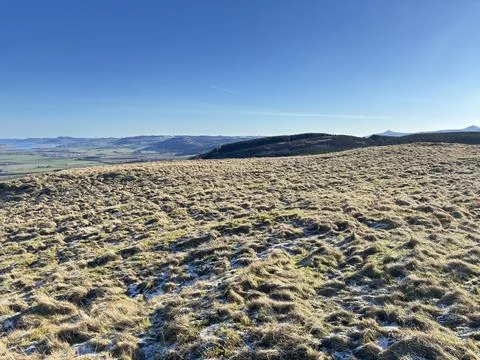 Tiny cairn made of few small stones on summit of Glenearn Hill Stock-Fotos