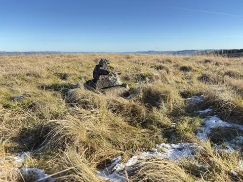 Tiny cairn made of few small stones on summit of Glenearn Hill Stock-Fotos
