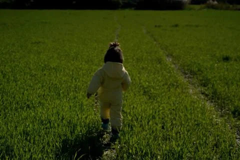 Tiny child plays in nature 1 Foto stock