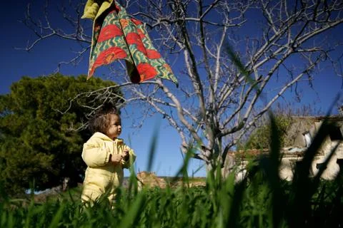 Tiny child plays in nature 10 Foto stock