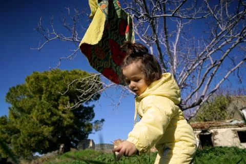 Tiny child plays in nature 11 Foto stock