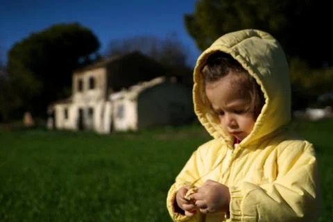 Tiny child plays in nature 13 Foto stock