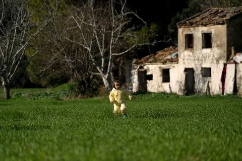 Tiny child plays in nature 14 Foto stock