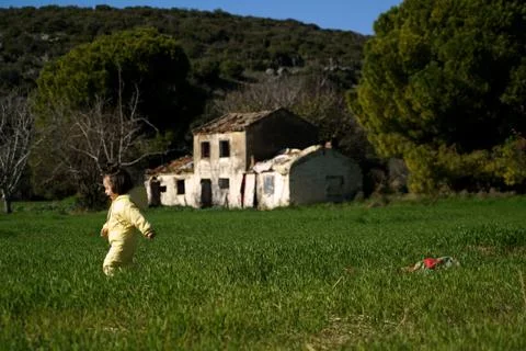 Tiny child plays in nature 15 Foto stock