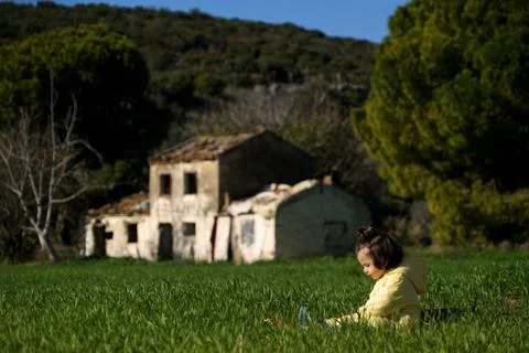 Tiny child plays in nature 16 Foto stock
