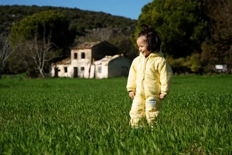 Tiny child plays in nature 17 Foto stock
