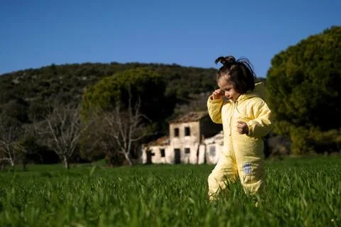 Tiny child plays in nature 18 Foto stock