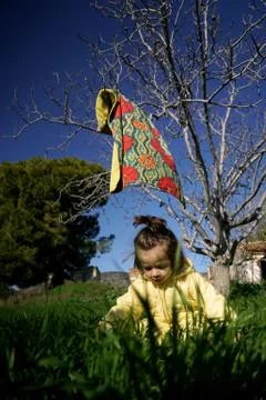Tiny child plays in nature 2 Foto stock