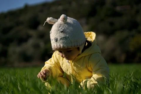 Tiny child plays in nature 3 Foto stock