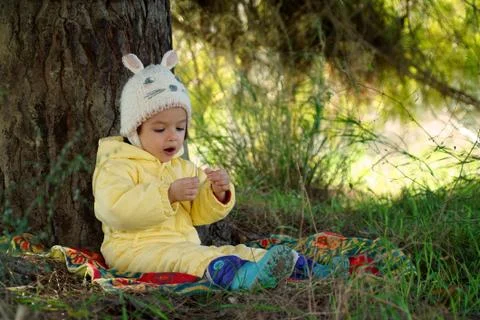 Tiny child plays in nature 4 Foto stock