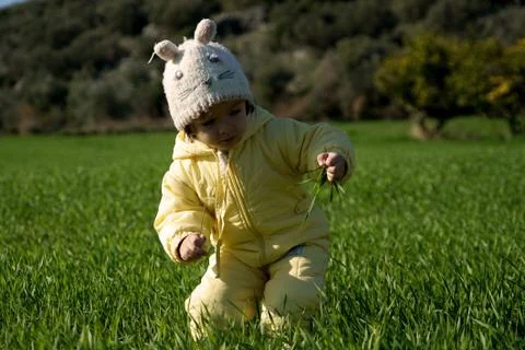 Tiny child plays in nature 6 Foto stock