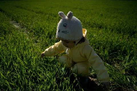 Tiny child plays in nature 7 Foto stock