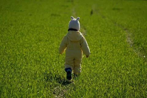 Tiny child plays in nature 8 Foto stock
