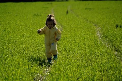 Tiny child plays in nature 9 Foto stock
