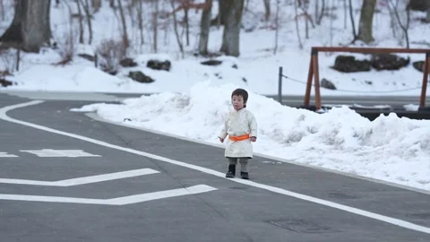Tiny child walks snowy path 스톡 동영상 338004609