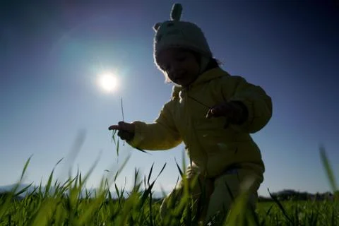 Tiny childn plays in nature 5 Foto stock