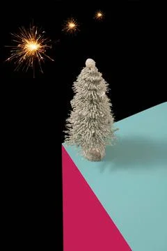 Tiny Christmas tree on a 3d rendered cube Illustrazione stock