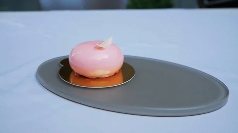 Tiny cupcake, whipped cream on a silver plate Video stock 102392401