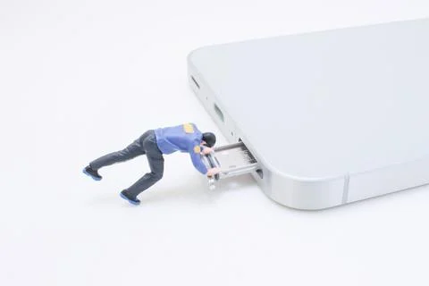 Tiny Figure Pushing Card Into Smartphone Sim Tray For Data Transfer Concept Foto stock