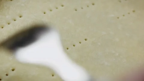 Tiny fork holes patterned across smooth pie dough, 4K Vídeos de archivo 341118400