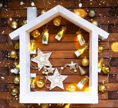 Tiny frame house on wooden background with Christmas decor layout and copy... Foto stock