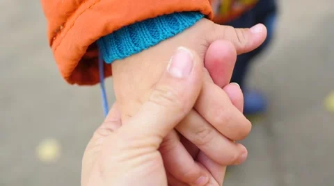 A tiny hand was gripping her mother's hand closeup Vidéo 68345956