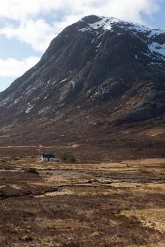 Tiny house facing a mountain Foto stock