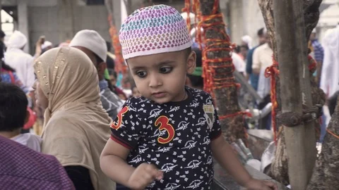 Tiny Indian girl with the make up playing with her father Video stock 90964309