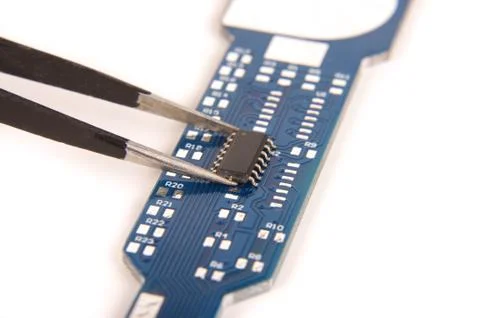 Tiny integrated circuit on empty PCB board Foto stock