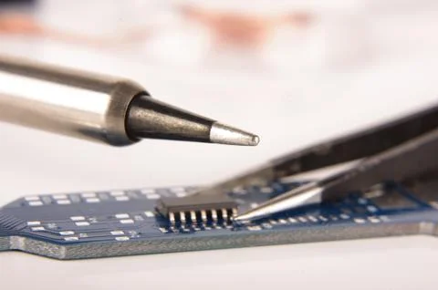 Tiny integrated circuit on empty PCB board Foto stock