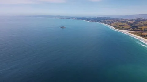 Tiny Island isolated off the coast of New Zealand in the big blue pacific ocean 스톡 동영상 318646583
