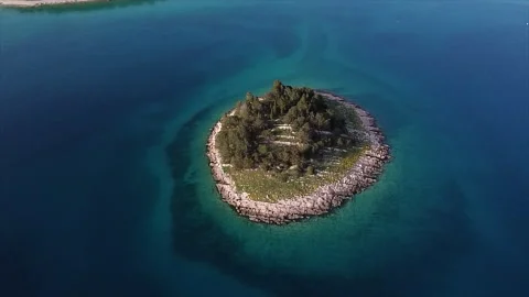 The tiny island ocean is one of my happiest and most peaceful places. Video stock 211877536