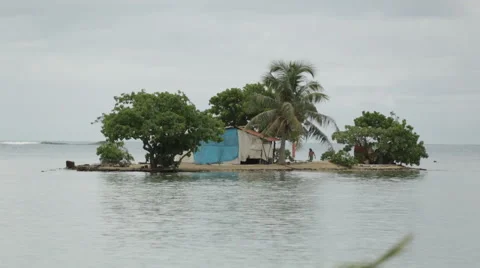 A tiny island with shack and local native Vidéo 68100635