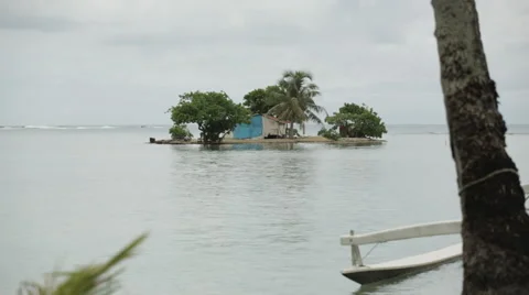 A tiny island with shack, wide zooms into medium shot Vidéo 68100609