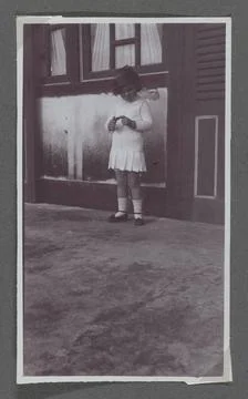 Tiny Kleiterer standing in front of a house in Administna on Java. Part of... Fotos Stock