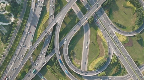 Tiny looking cars drive over huge interchange in China, seen from above Vidéo 67539000